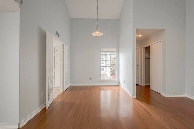 Building Photo - 9809 Richmond Ave.