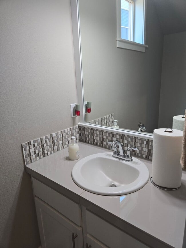 Building Photo - Terrific Orenco Station area 4 BR, 3.5 BA ...