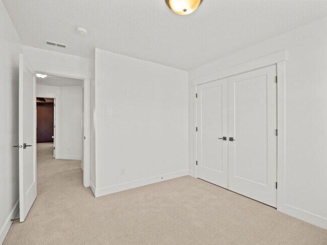 Building Photo - 5 Bed / 3.5 Bath Home in Saratoga Springs – Spacious Living Near Utah Lake