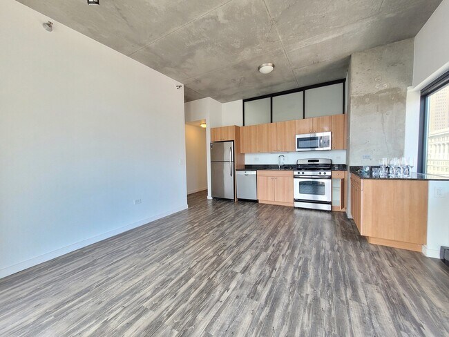 Building Photo - 235 W Van Buren St
