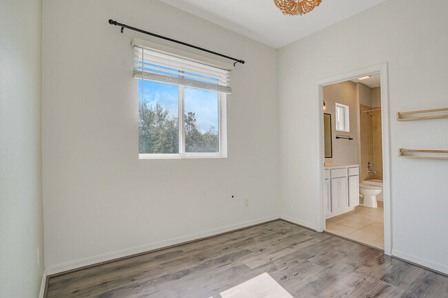 Building Photo - 1101 Vermilion Dr