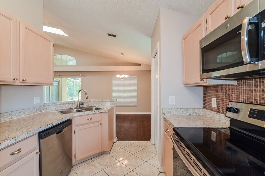 Building Photo - 996 Maple Ct