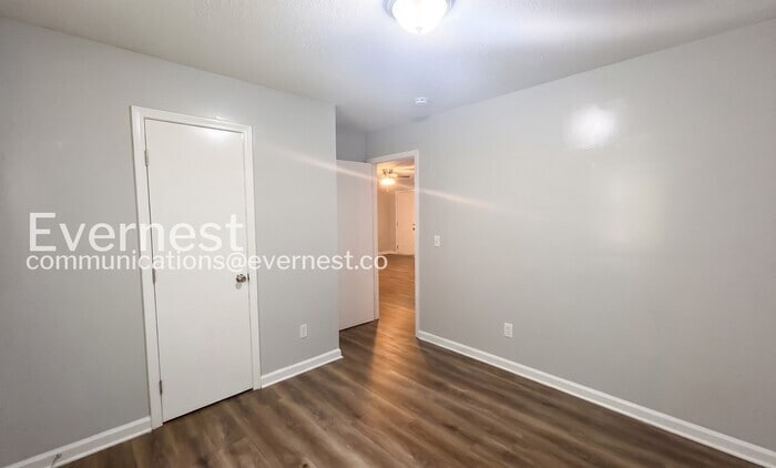 Building Photo - 715 W Creek Cir