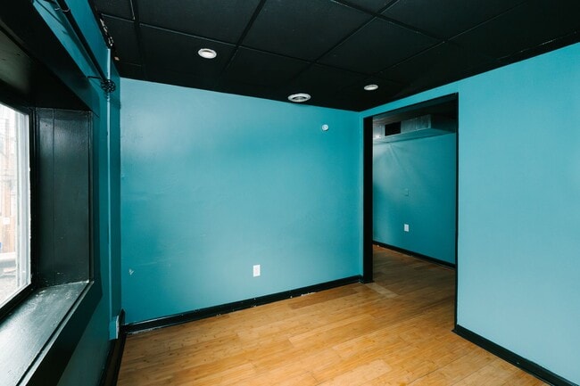 Building Photo - 922 Western Ave