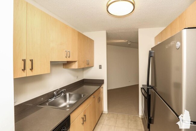 Building Photo - 1 bedroom in Chicago IL 60654