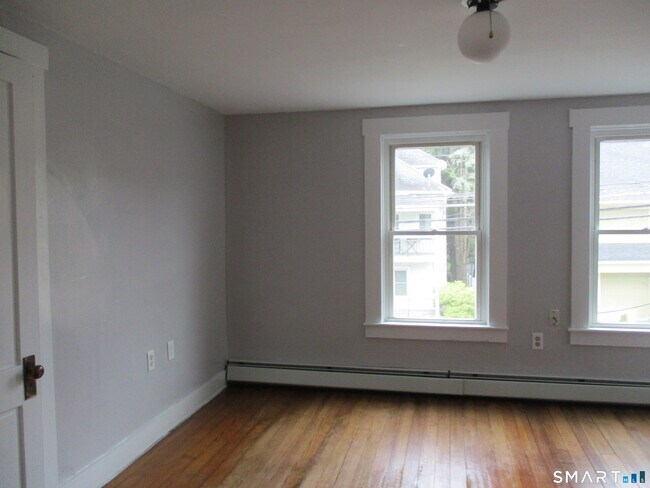 Building Photo - 105 Woodstock Ave