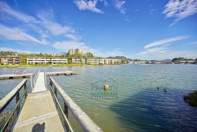 Building Photo - 575 Larkspur Plaza Dr