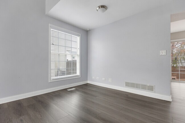 Building Photo - 3238 Gresham Ln E