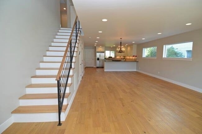 Building Photo - Spacious 5-Bedroom Home for Rent in the Maple Leaf Community
