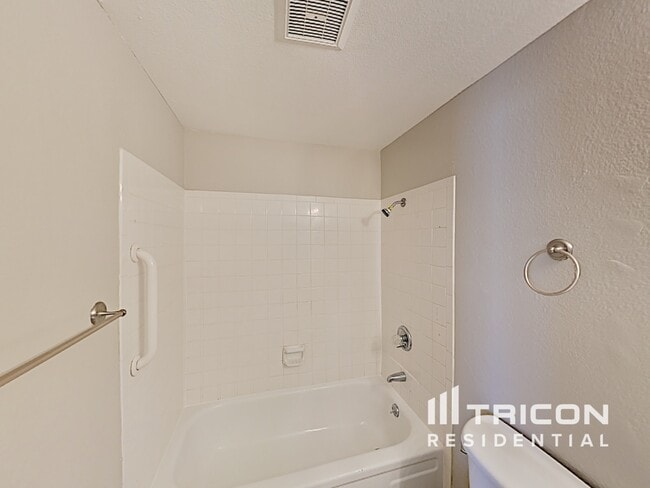 Building Photo - 2308 N Arrowhead Dr