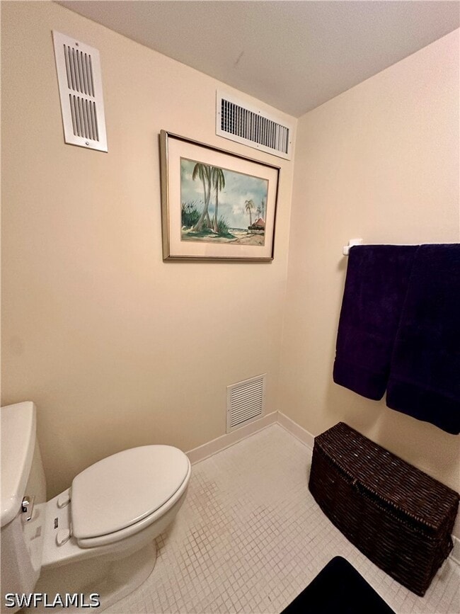 Building Photo - 555 Park Shore Dr