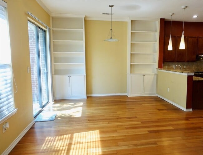 Building Photo - 2105 Lucerne Cove