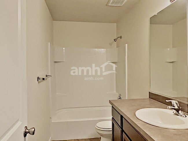 Building Photo - 1760 Chinook Ave