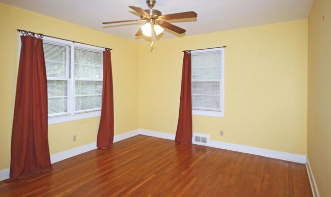 Building Photo - 205 Lakewood Dr