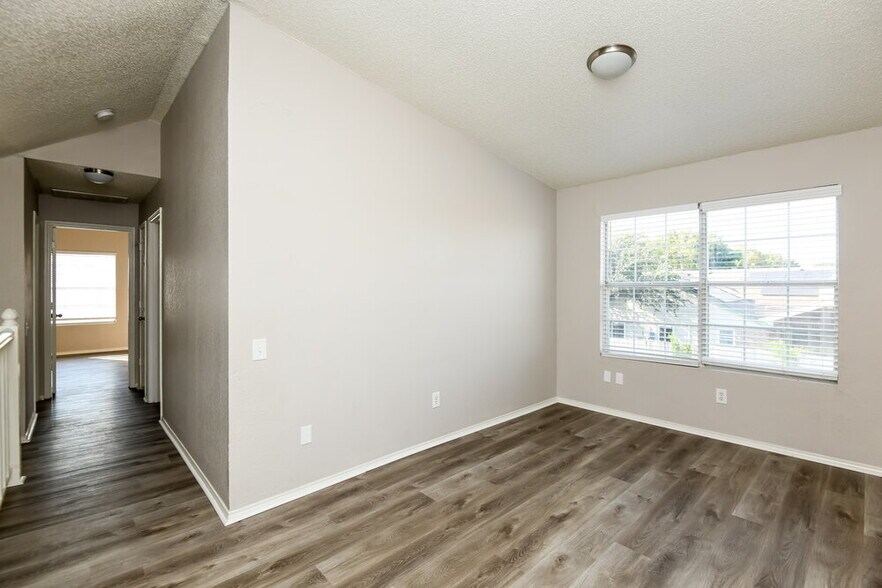 Building Photo - 2500 Creekwood Ln