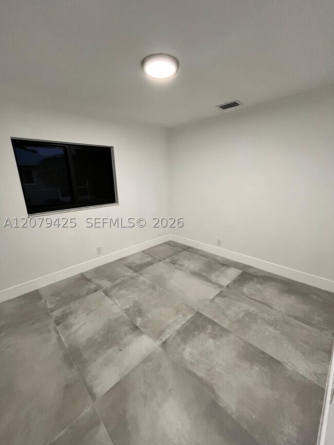 Building Photo - 3352 Lakeview Dr