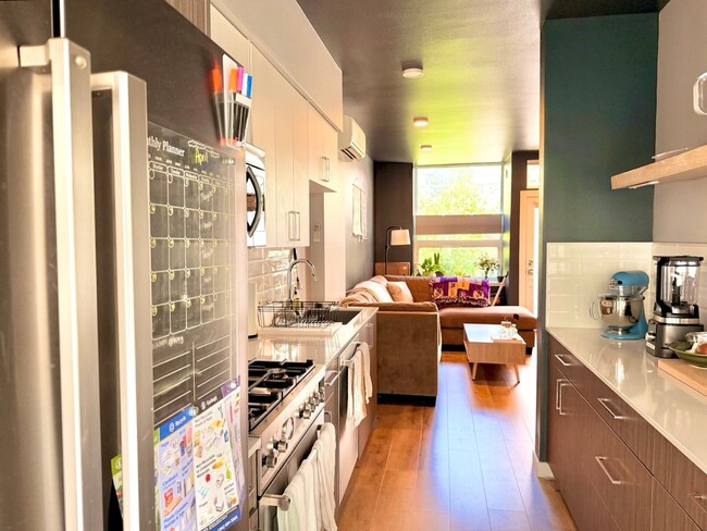 Building Photo - Modern & Spacious 3-Story Home in Seattle