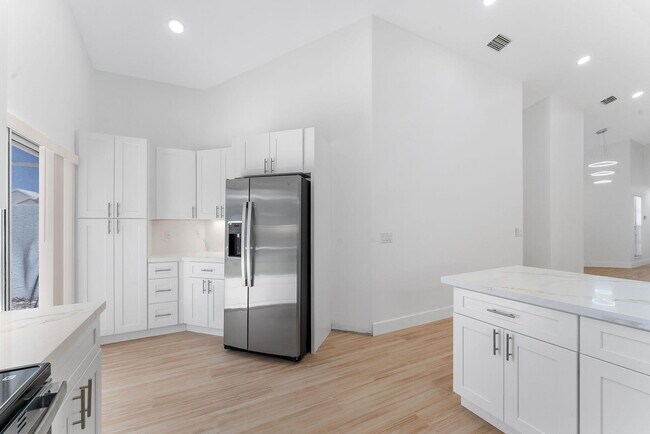Building Photo - 897 Dickens Pl