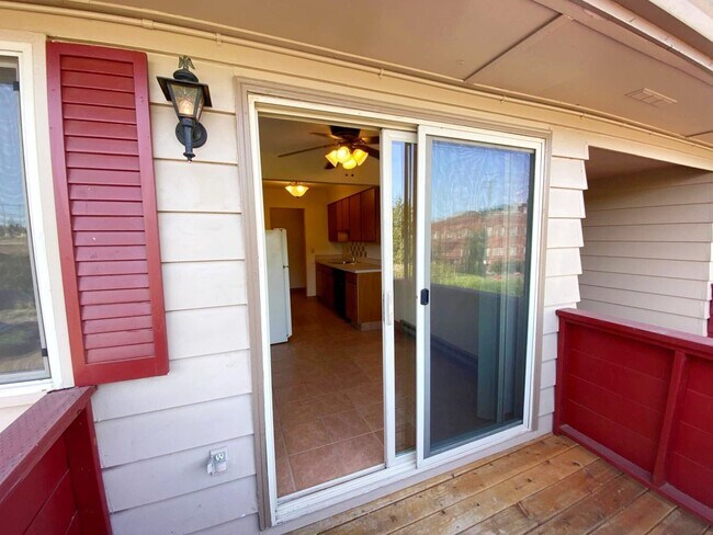 Building Photo - Vintage Upstairs 2 Bedroom With Patio In Hollywood District ~ Near It All! Off Street Parking~ Pe...
