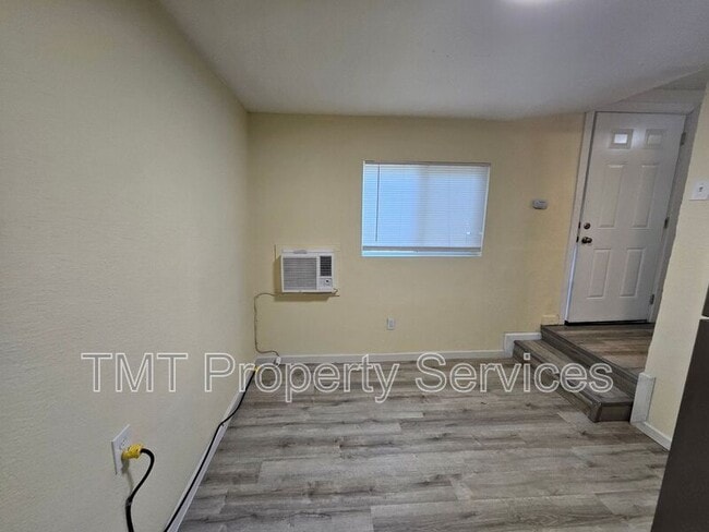 Building Photo - 1647 E 6th St