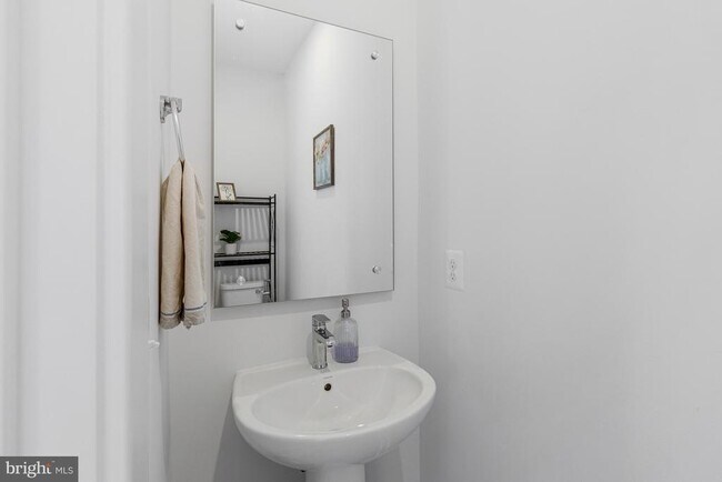 Building Photo - 40 Mural Walk NE