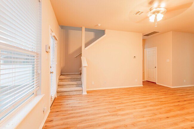 Building Photo - 3/BR 2.5/BA Cozy Two-Level Home with Fence...