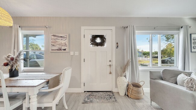 Building Photo - Cozy Remodeled 3/2 in North Orlando! Available February 2026!