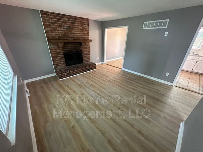 Building Photo - 424 NE Lakeview Dr