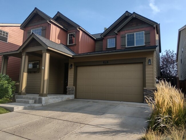 Building Photo - Freshly updated 4 bedroom 2.5 bath, two st...