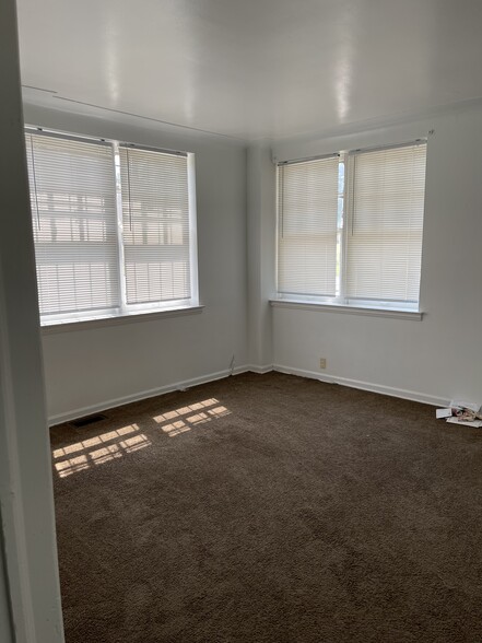 Living room - 5300 Mitchell St