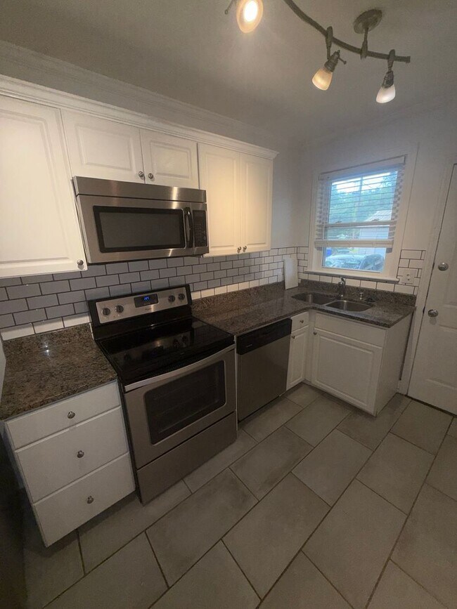 Building Photo - Charming All-Brick 2BR Home with Spacious Yard & Prime Columbia Location