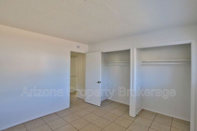 Building Photo - 1702 W Vogel Ave