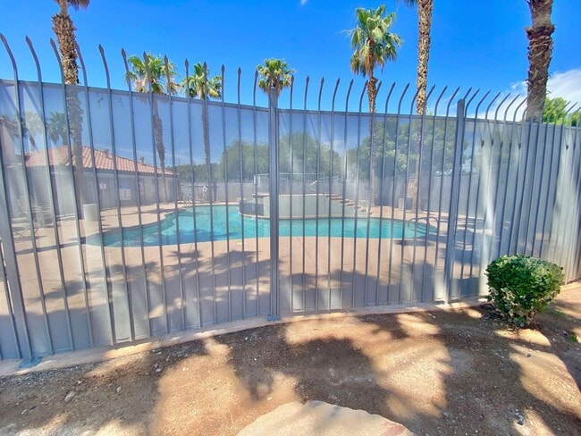 Building Photo - GORGEOUS 2 BEDROOM 2 BATH UPSTAIRS UNIT.