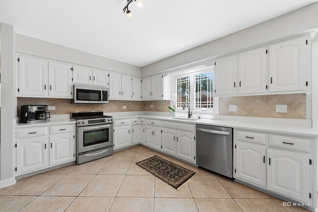 Building Photo - 13025 Silver Fox Dr
