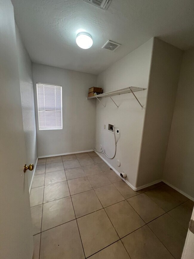 Building Photo - 1776 square foot 3 Bedroom home in El Mirage