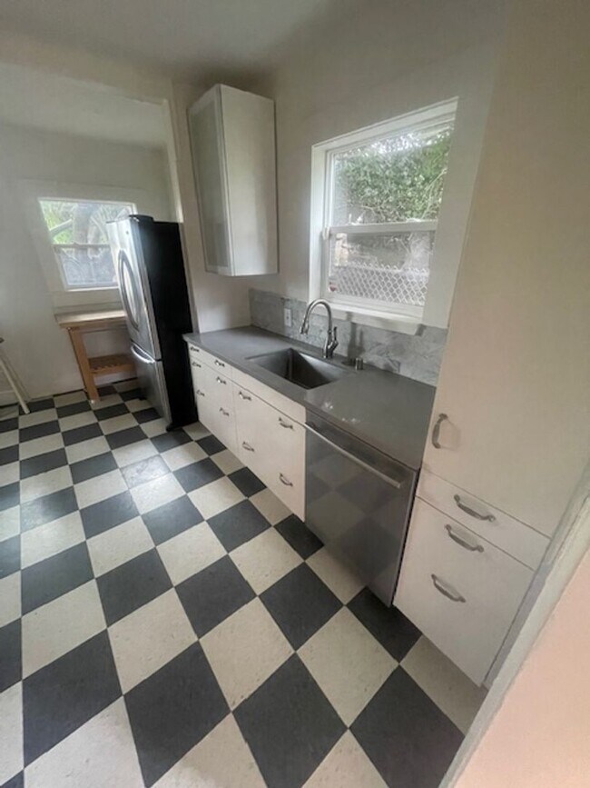 Building Photo - Great House in Oakland! 2 Beds, 1 Bath