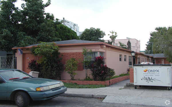 Building Photo - Villa La Nina