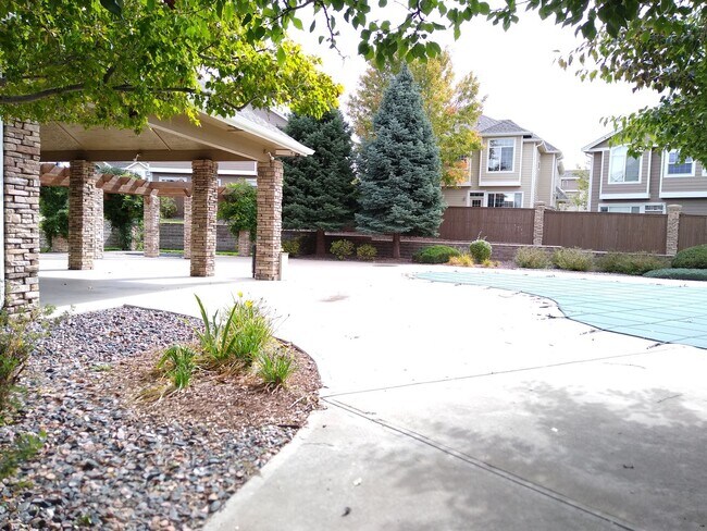 Building Photo - Stunning Highlands Ranch Townhome