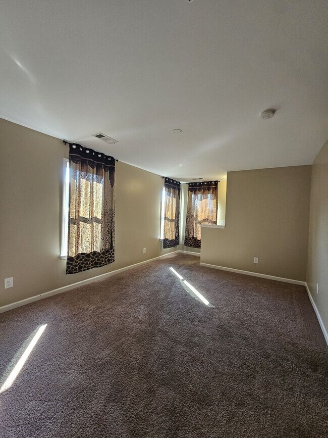 Building Photo - Great Home With Garage Parking Near Downto...