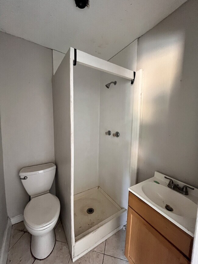 Building Photo - 2 Bedroom and 1 Bathroom apartment