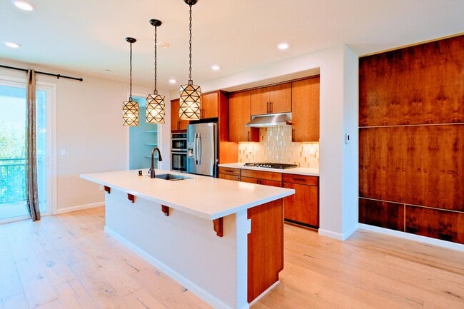 Building Photo - Beautiful end unit 4 bedroom condo in Dublin