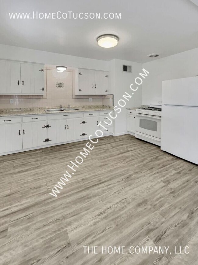 Building Photo - 833 W Jacinto St