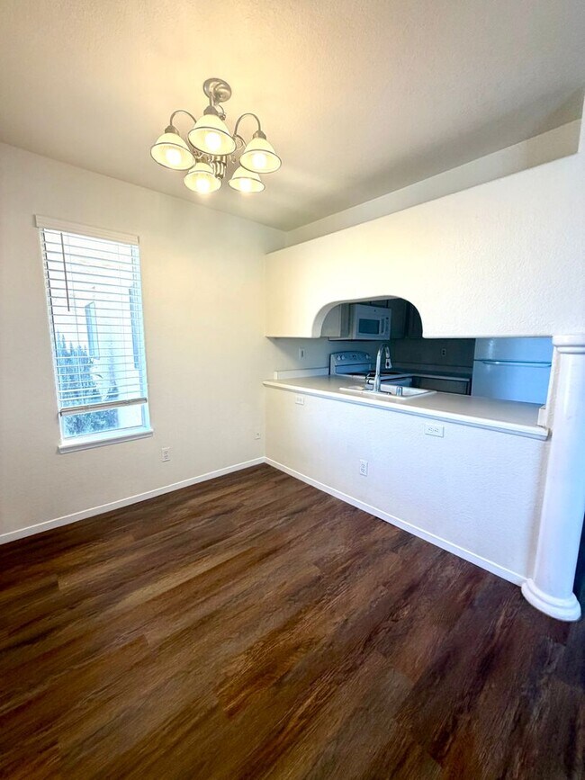 Building Photo - Henderson Cute 2 Bedroom Condominium