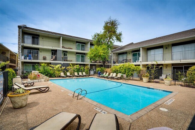 Building Photo - 500 E Riverside Dr