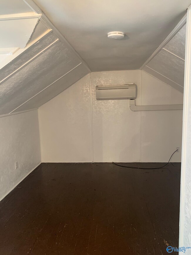 Building Photo - 2465 Hine St S