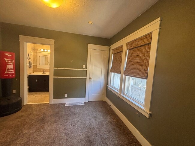 Building Photo - 3 Bedroom 1 Bathroom