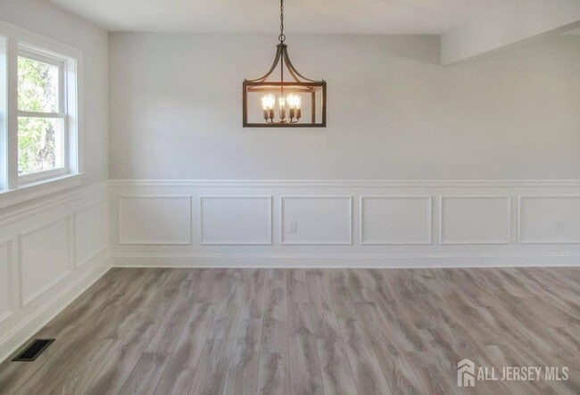 Building Photo - 156 Cliffwood Ave W