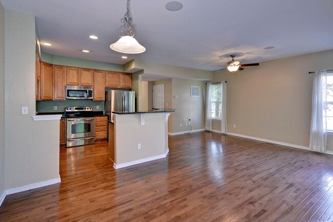 Building Photo - End unit Townhome in Riverwalk Townes