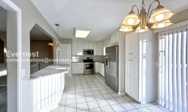 Building Photo - 7936 N Forest Ave