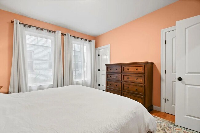 Building Photo - Renovated Apartment in Medford